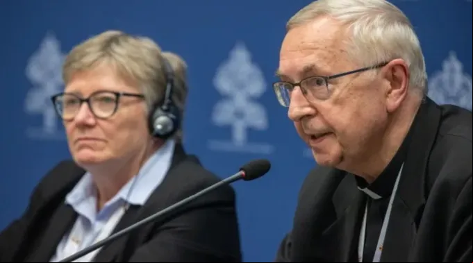 Catherine Clifford, professora da Universidade St. Paul em Ottawa, Canadá, e o arcebispo Stanisław Gadecki da Polônia no Sínodo da Sinodalidade em 26 de outubro de 2023, coletiva de imprensa. ?? 