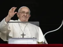 Papa Francisco acena a peregrinos na praça de São Pedro, no Vaticano, na quarta (1°).
