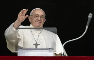 Papa Francisco acena a peregrinos na praça de São Pedro, no Vaticano, na quarta (1°).