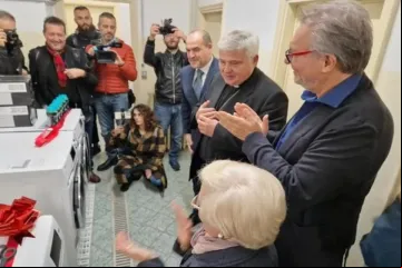 Cardeal Konrad Krajewski na "Lavanderia do Papap"