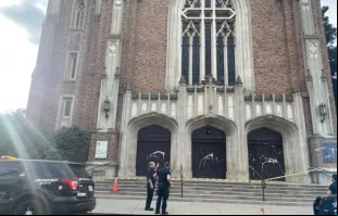 A Catedral da Anunciação em Stockton, Califórnia, foi vandalizada na manhã de domingo (5).
