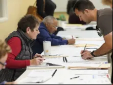 Eleitores em local de votação da Questão 1 ontem (7) em Columbus, Ohio, nos EUA.
