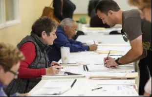 Eleitores em local de votação da Questão 1 ontem (7) em Columbus, Ohio, nos EUA.
