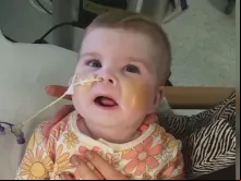 O governo italiano decidiu, numa reunião de emergência na segunda (6), conceder a cidadania italiana ao bebé Indi Gregory, de 8 meses, gravemente doente, e cobrir os custos do seu tratamento médico no hospital Bambino Gesù, no Vaticano. O hospital pediátrico do Vaticano ofereceu tratamento depois que um tribunal britânico decidiu que ela deveria ser retirada do aparelho de e vital contra a vontade de seus pais.