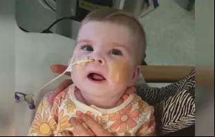 O governo italiano decidiu, numa reunião de emergência na segunda (6), conceder a cidadania italiana ao bebé Indi Gregory, de 8 meses, gravemente doente, e cobrir os custos do seu tratamento médico no hospital Bambino Gesù, no Vaticano. O hospital pediátrico do Vaticano ofereceu tratamento depois que um tribunal britânico decidiu que ela deveria ser retirada do aparelho de e vital contra a vontade de seus pais.