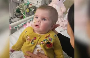Indi Gregory, uma bebê britânica de 8 meses com doença terminal, recebeu mais tempo de vida depois que um tribunal deu permissão à sua família ontem (9) para recorrer da decisão de um juiz que determinou que seu e de vida fosse removido.