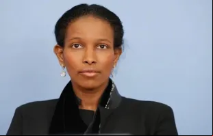 Ayaan Hirsi Ali é uma ativista, escritora e política americana nascida na Somália e é conhecida por suas opiniões críticas ao Islã e por apoiar os direitos das mulheres.