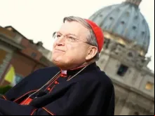 Cardeal Raymond Burke no estúdio da EWTN em Roma durante a canonização do papa são João Paulo II e do papa são João XXIII em 27 de abril de 2014.