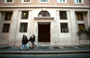 A fachada do apartamento do cardeal Raymond Burke no Vaticano.