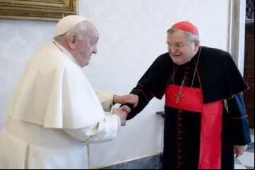Papa Francisco e cardeal Raymond Burke no Vaticano