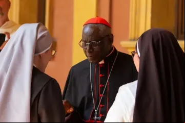 Cardeal Robert Sarah conversa com estudantes e professores da Pontifícia Universidade de São Tomás de Aquino