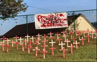 Cartaz pró-vida vandalizado na Igreja Católica de St. Paul em Fenton, Missouri, EUA, em 3 de outubro de 2023.
