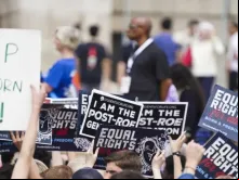 Manifestantes pró-vida seguram cartazes em frente ao Lincoln Memorial em Washington, DC, em 24 de junho de 2023.