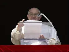 Papa Francisco fala a peregrinos na praça de São Pedro, no Vaticano, no ângelus de hoje (18).