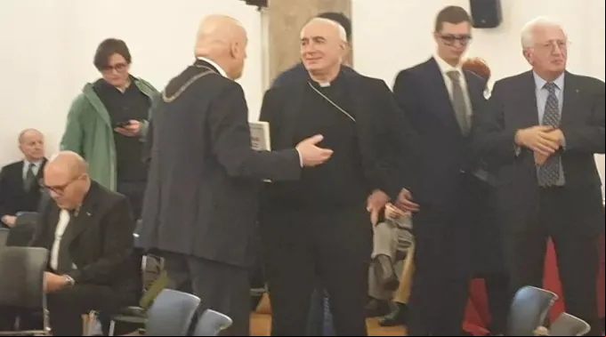 Dom Antonio Staglianò cumprimenta grão-mestre maçom ?? 