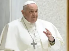 Papa Francisco saúda peregrinos em audiência geral na Sala  Paulo VI, no Vaticano, em 24 de janeiro de 2024.