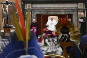 Papa Francisco com participantes da conferência “O Conhecimento dos Povos Indígenas e as Ciências”