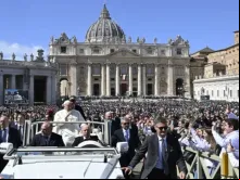 Papa Francisco hoje (24) na praça de São Pedro, no Vaticano.