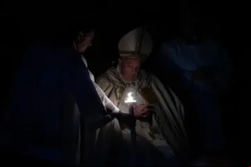 Papa Francisco celebra Vigília Pascal no Vaticano