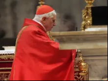 O cardeal Joseph Ratzinger celebra a missa especial "pro eligendo summo pontifice" (para eleger o Sumo Pontífice) na basílica de São Pedro, no Vaticano, em 18 de abril de 2005.