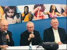 O bispo auxiliar de Brasília (DF), dom Denilson Geraldo, o secretário de Estado da Santa Sé, o cardeal Pietro Parolin, e o arcebispo de Porto Alegre (RS), dom Jaime Spengler, presidente da CNBB, em coletiva de imprensa hoje (10) na  61ª assembleia geral da CNBB em Aparecida (SP).