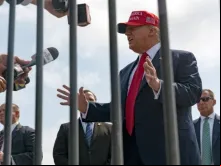 Ex-presidente dos EUA e candidato presidencial republicano Donald Trump fala à imprensa ao chegar ontem (10) no Aeroporto Internacional de Atlanta, nos EUA.