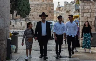Família de judeus religiosos no bairro armênio, em Jerusalém, em abril de 2024.