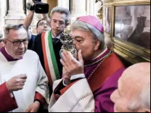 O arcebispo de Nápoles, dom Domenico Battaglia, beija o relicário contendo o sangue de são Januário no sábado (4).