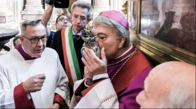 Arcebispo de Nápoles beija o relicário com o sangue de são Januário ?? 