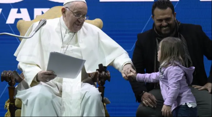 Papa Francisco cumprimenta menina ?? 