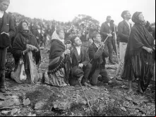 Multidão olha para o Milagre do Sol, ocorrido durante as aparições de Nossa Senhora de Fátima em 1917.