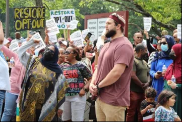 Pais e defensores da liberdade religiosa protestam nos EUA