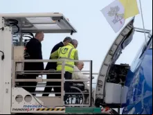 Papa embarca em avião. Imagem referencial.