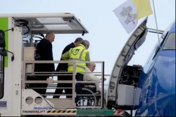 Papa embarca em avião