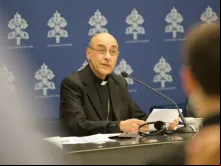 O prefeito do dicastério para a Doutrina da Fé, cardeal Víctor Manuel Fernández, em entrevista coletiva na última sexta-feira (17) no Vaticano.