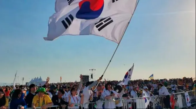Peregrinos da Coreia do Sul agitam bandeira ?? 