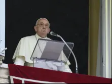Papa Francisco hoje (2) na janela do Palácio Apostólico, no Vaticano.