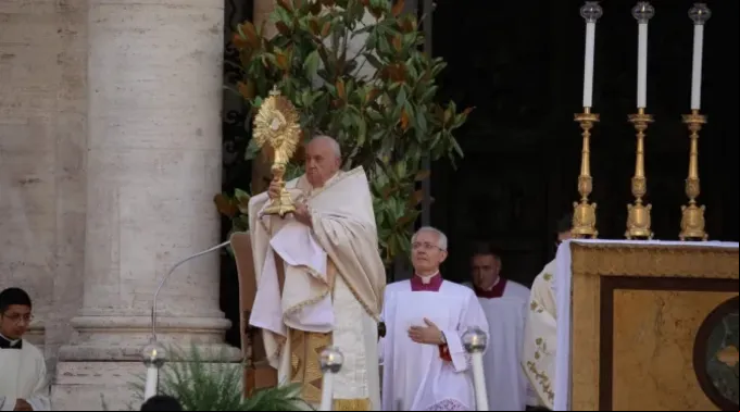 Papa Francisco dá bênção solene com o Santíssimo Sacramento ?? 