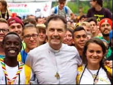 O reitor-mor dos salesianos e décimo sucessor de Dom Bosco, o cardeal Ángel Fernández Artime, com jovens do mundo inteiro.
