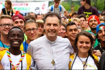 Cardeal Ángel Fernández Artime, com jovens