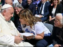 Papa Francisco saúda Ada e a irmã Geneviève Jeanningros, que atende pessoas com tendências homossexuais há 56 anos depois de audiência geral ontem (5) no Vaticano.