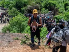 Imigrante com bebê em direção aos EUA na província de Darién, Panamá, em 22 de setembro de 2023.