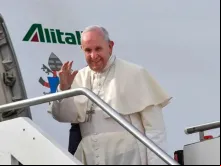 Papa Francisco embarca em avião. Imagem ilustrativa.