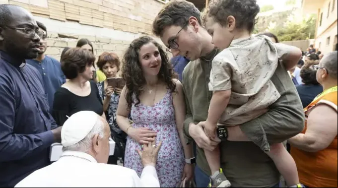 Papa Francisco abençoa mulher grávida ?? 