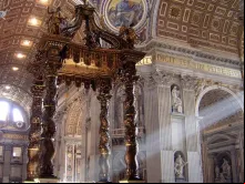 O famoso baldaquino de Bernini na Basílica de São Pedro.