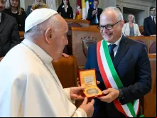 Papa Francisco recebe medalha do prefeito de Roma, Roberto Gualtieri, em visita hoje (10) ao Capitólio.