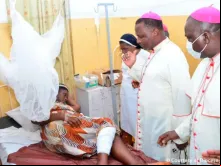 O bispo de Ondo, dom Jude Arogundade, visita sobreviventes de atentado a Igreja na Nigéria.