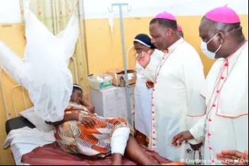 Dom Jude Arogundade, visita sobreviventes de atentado a Igreja na Nigéria.