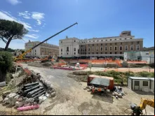 Trabalhadores em Roma descobriram um esqueleto de centenas de anos durante uma escavação de construção perto do Vaticano para um dos projetos para o jubileu de 2025 da Igreja Católica.