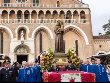 Procissão de santo Antônio de Pádua saindo da basílica de santo Antônio de Pádua, na Itáilia.